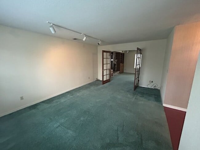 Building Photo - **SHOWING THURS. 3/26 - SAT. 3/28 @ 12:30-1PM**