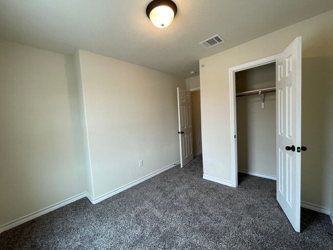 Building Photo - Town home for rent