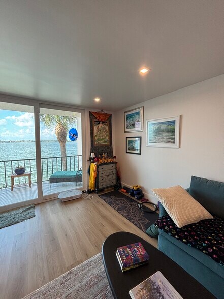 Room to work out - 7665 Sun Island Dr S