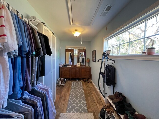 Building Photo - Fall in love with this 4 bedroom/ 2 bathroom single family home!