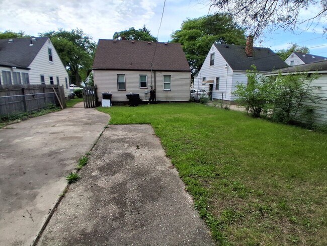 Building Photo - Fully Updated 3 Bedroom - 1 bathroom home - $1,350