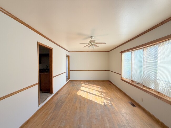 Building Photo - 3811 Lakeview Dr NW