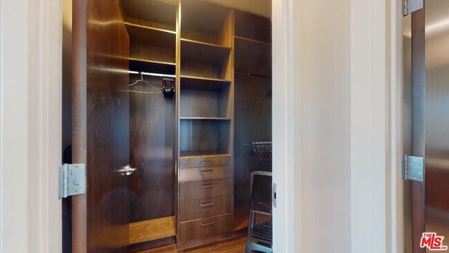 Building Photo - 1100 S Hope St