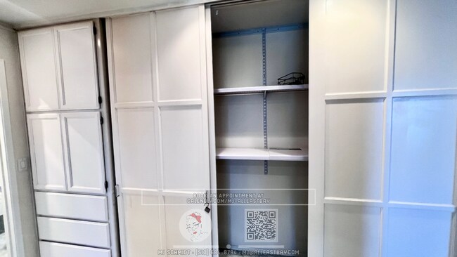 Building Photo - Beautiful large 1 bedroom with Hardwood la...