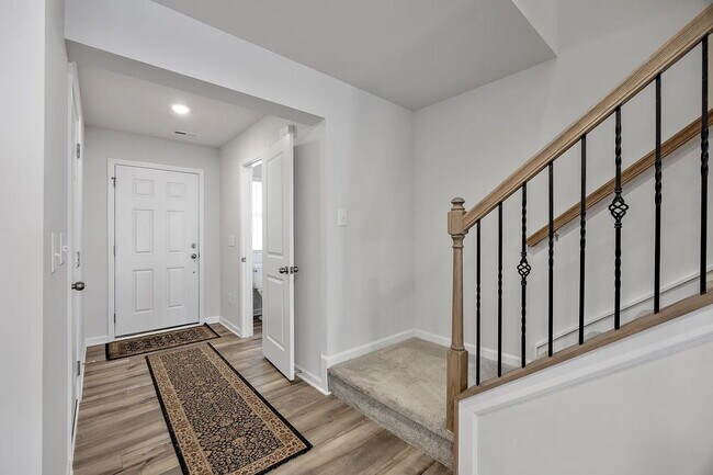 Building Photo - Family Friendly 3 Bedroom Townhome in Pendleton