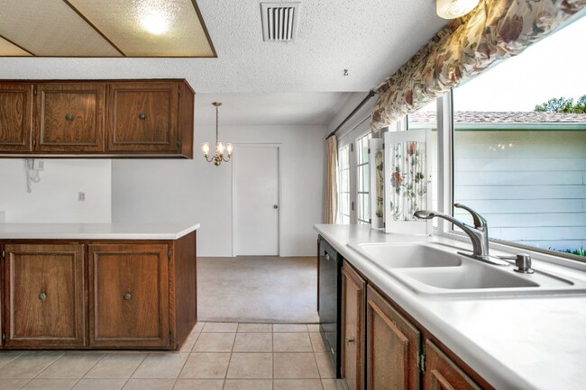 Building Photo - 1312 E Spring Valley Rd