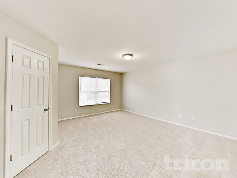 Building Photo - 4003 Larkhaven Village Dr