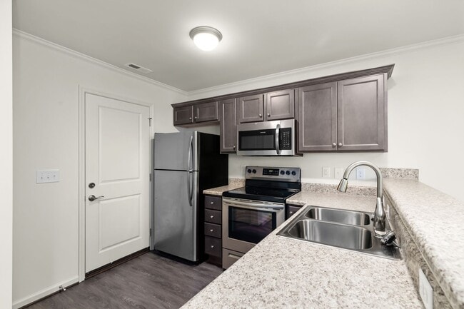 Building Photo - 2 Bed 2.5 Bath Townhome