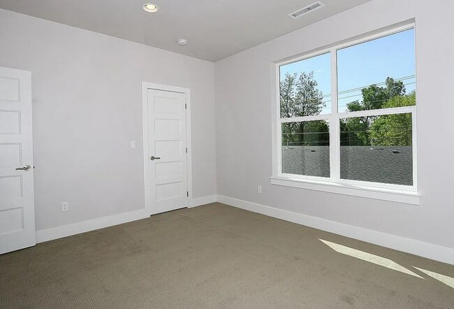 Building Photo - 2805 W Pleasanton Ave