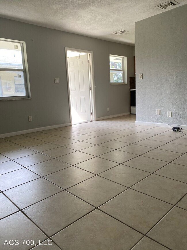 Building Photo - 2 br, 1 bath Apartment - 700 SW 16th Ave