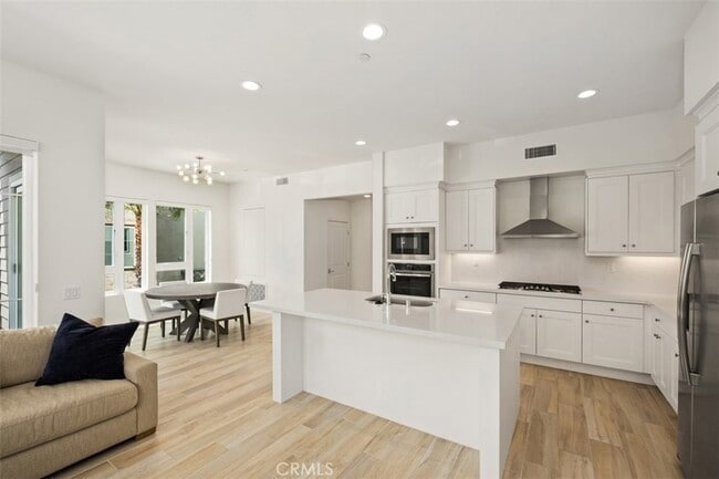 Building Photo - 765 Doheny Way