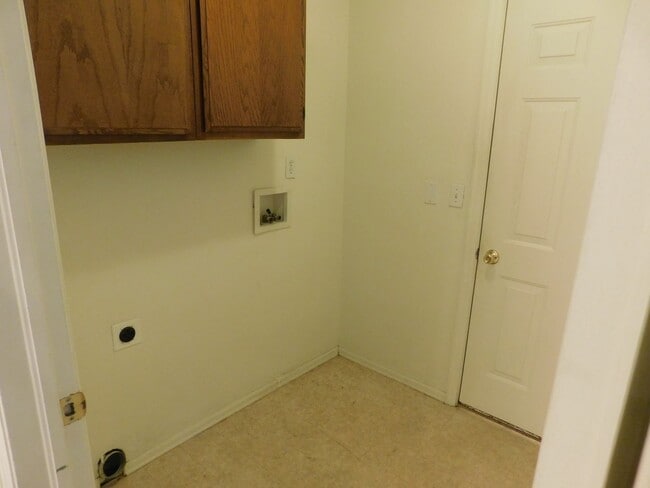 Building Photo - 3 bedroom home with fenced yard and garage...