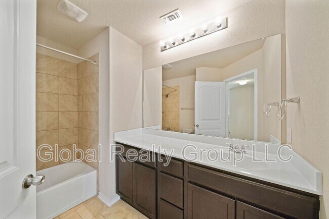 Building Photo - 437 Kings Way