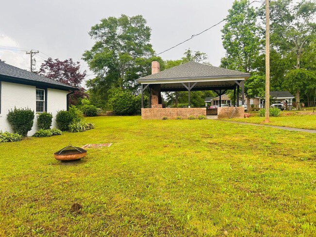 Building Photo - 5/3 Home Available Now!
