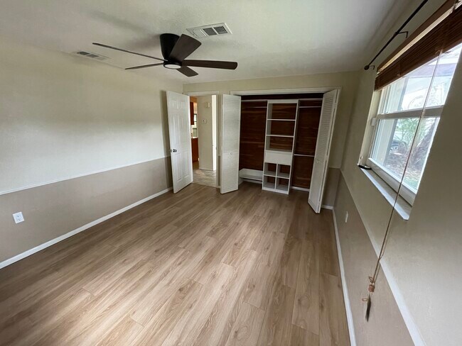 Building Photo - 7040 Brentwood Dr