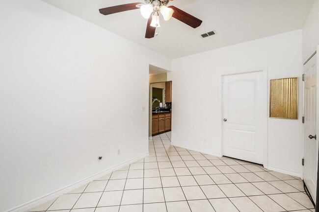 Building Photo - 1000 Ranchway Dr