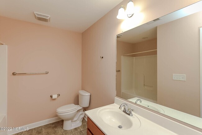 Building Photo - 533 Village Green Dr