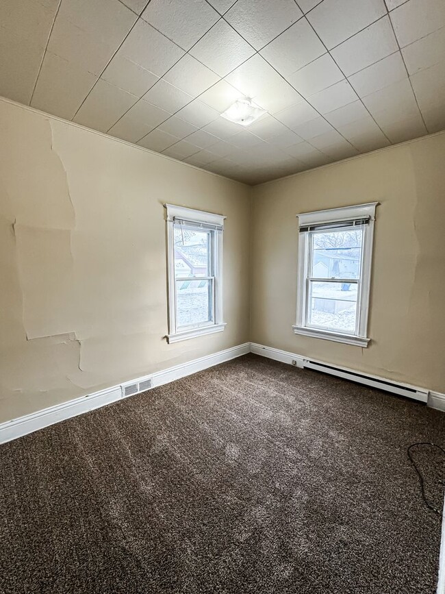 Building Photo - 5 Bed 2 Bath Single Family Home!