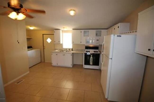 Building Photo - HUGE PRIVATE LOCATION 3 BEDROOM 2 BATH HOME!!