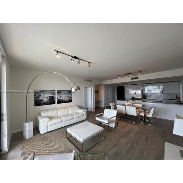 Building Photo - 999 SW 1st Ave