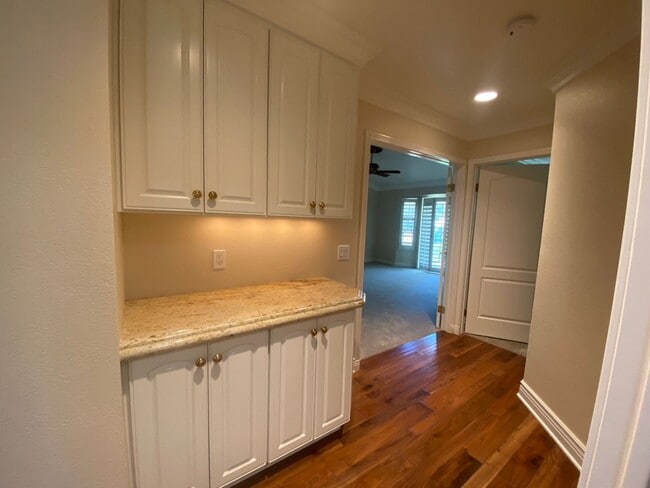 Building Photo - 2 Bedroom, 2 Bath Home with Golf Course View!