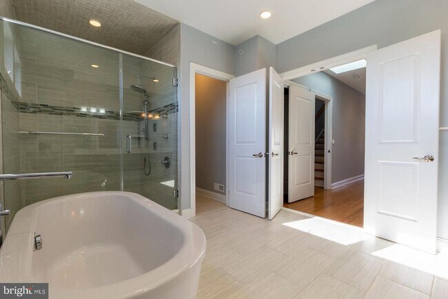 Building Photo - 153 Levering St