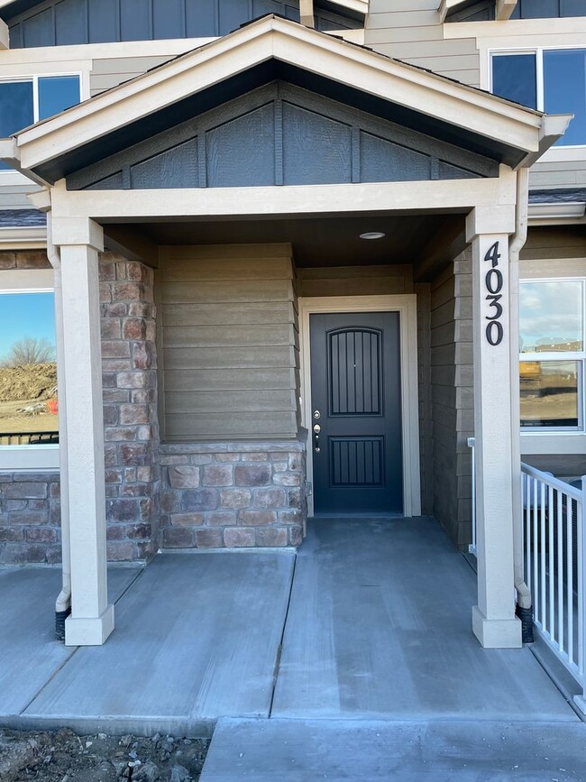 Building Photo - Newer townhouse in Chapel Heights!