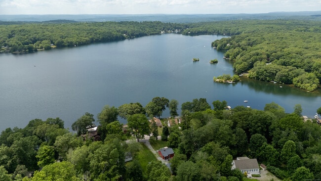 Building Photo - 114 Lakeside Dr