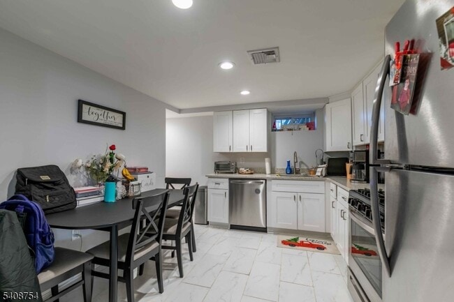 Building Photo - 126 Riverside Ave