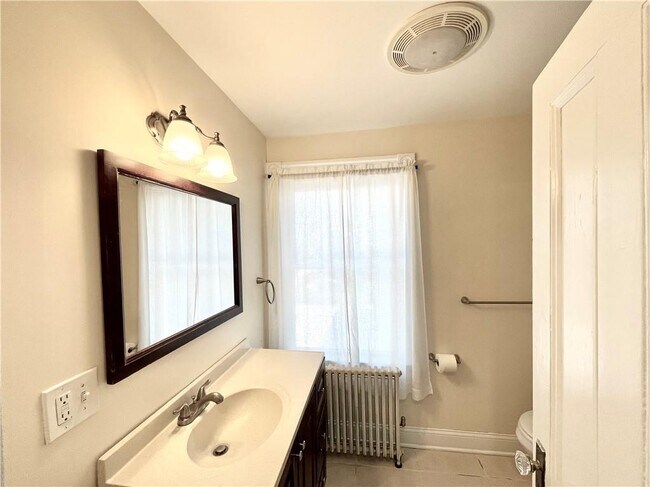 Building Photo - 14 Dresser St