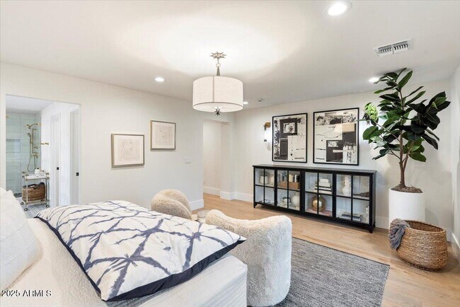 Building Photo - 8014 E Del Tesoro Dr