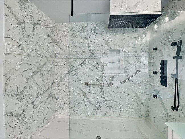 Building Photo - 17 Derby Way NE