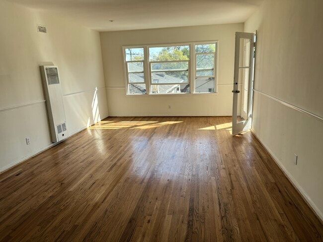 Building Photo - 408 N Doheny Dr