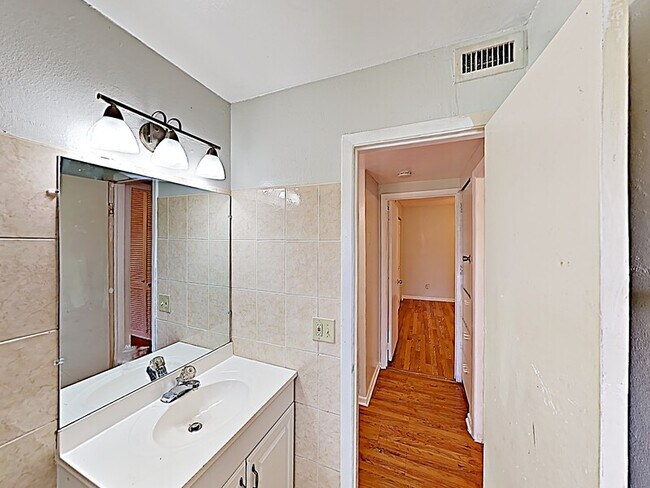 Building Photo - 6505 Ambassador Dr