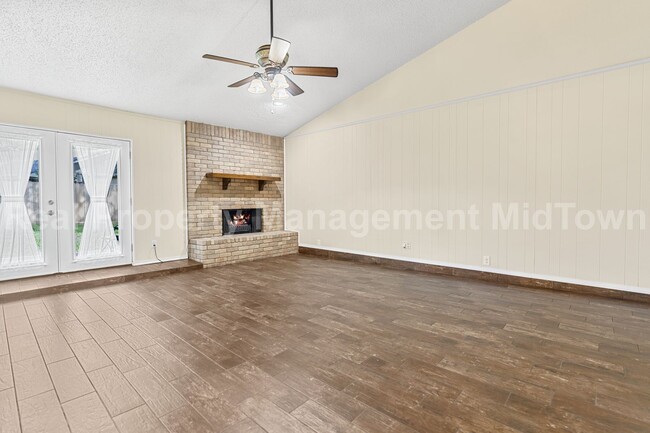 Building Photo - Charming 3-Bedroom Home Just Minutes from ...