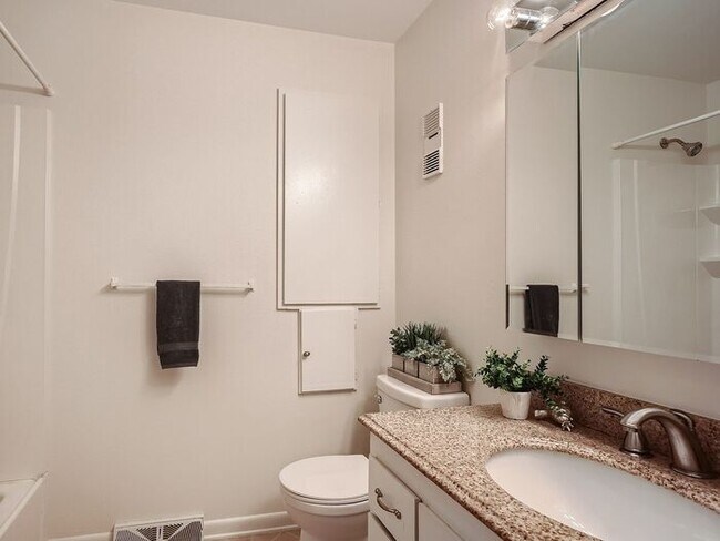 Building Photo - 3 Bedroom/2 Bathroom Ranch Home with 2 car...