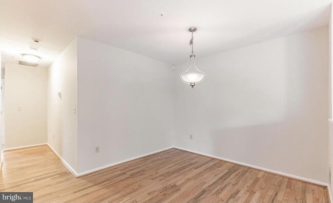 Building Photo - 1346 Chanticleer-