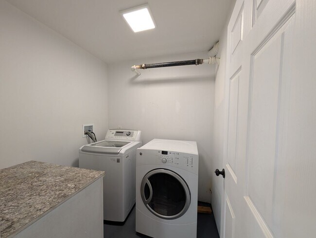 Building Photo - NW 9th &amp; Furnish Duplex