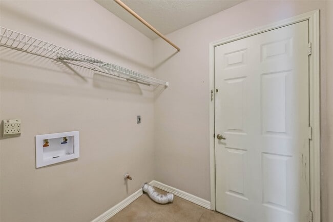 Building Photo - 2533 Potomac Dr