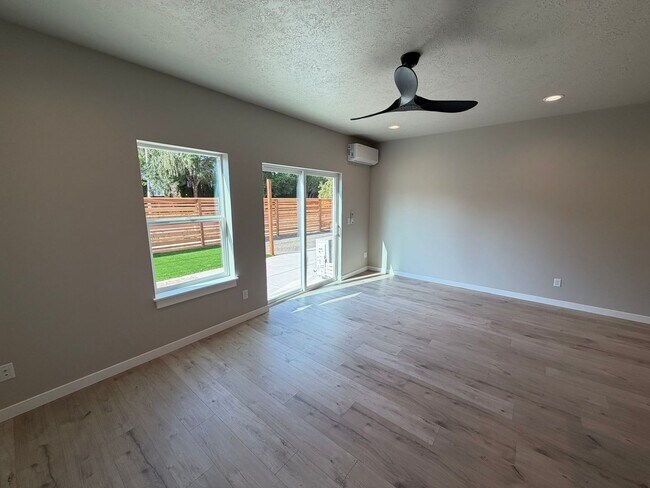 Building Photo - 1121 Sally Ln