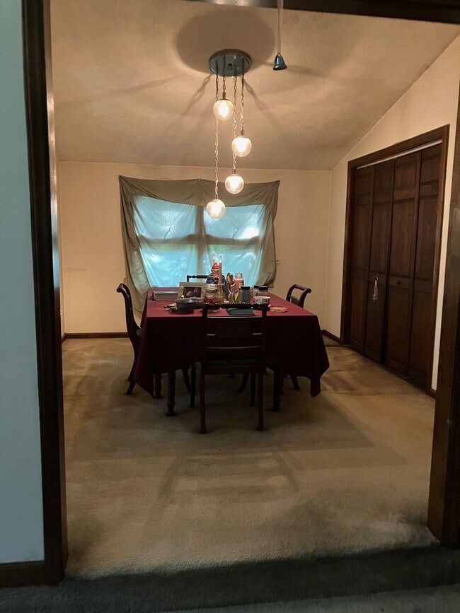 Building Photo - 4852 Rosewell Dr