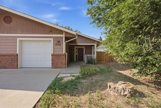 Building Photo - 1205 Raven Pl