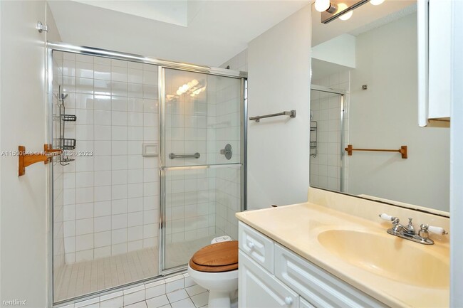 Building Photo - 3 br, 2 bath House - 5900 Collins Ave Apt 408