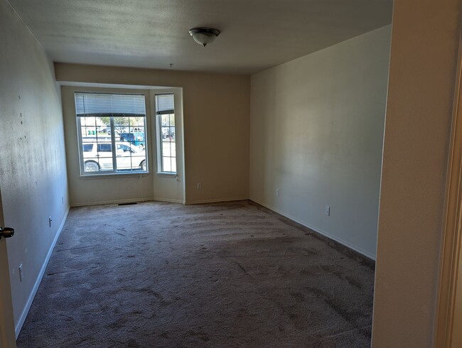 Building Photo - Nice 3 Bedroom 2 Bathroom Condo