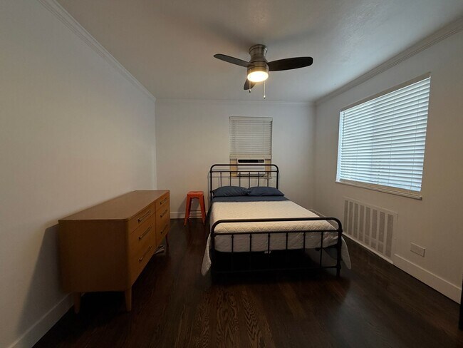 Building Photo - Turnkey Top-Floor Living in Gated Community Near City Park, Dining & Hospitals