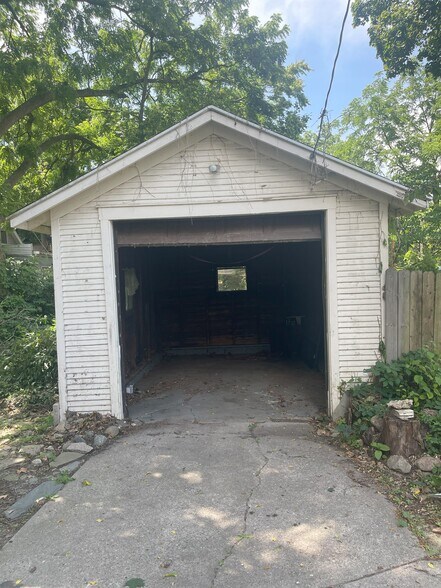 Building Photo - 607 N Sycamore St