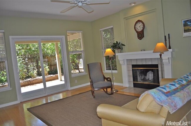 Building Photo - Comfortable Contemporary  Furnished home