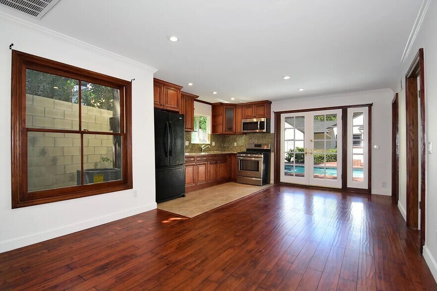 Building Photo - 17601 Tarzana St