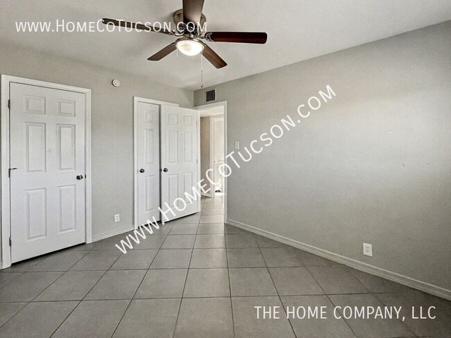 Building Photo - 2404 E Cameron Vista