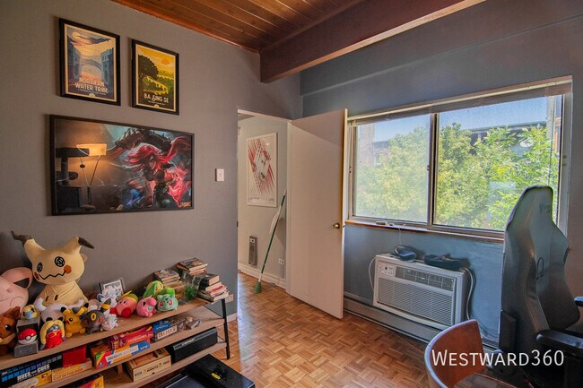 Building Photo - 4334 N Clarendon Ave